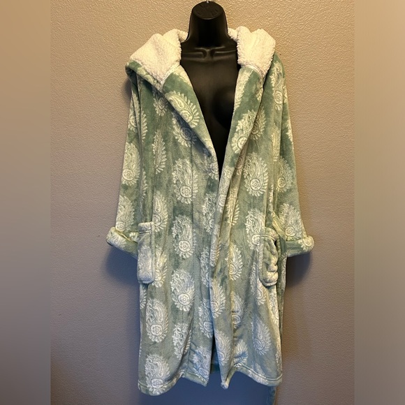 World Market Faux Sherpa Fleece Robe Hood Pockets Plush Cozy Soft Bathrobe - Picture 7 of 9